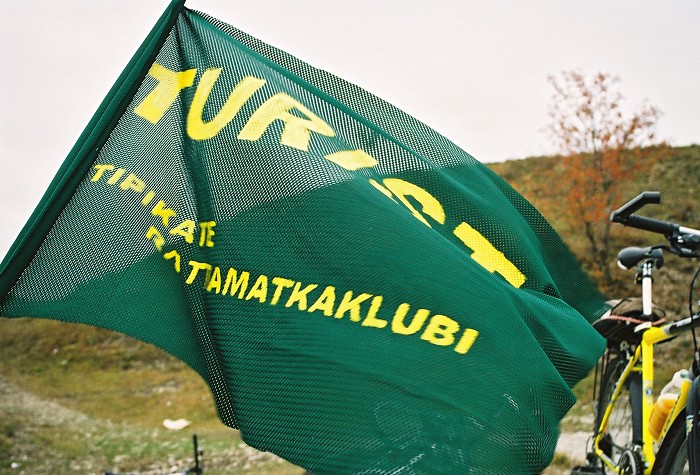 see on rattaklubi ametlik lipp, mille rohelise värvi järgi kohalikud pidasid meid looduskaitsega seotud inimesteks ja hakkasid oma muresid meile kurtma