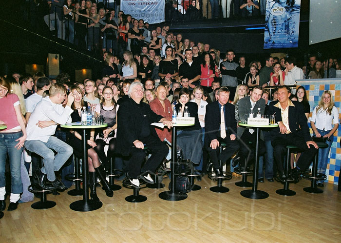 Publikule eraldatud ruum on rahvast nii täis kui veel olla saab